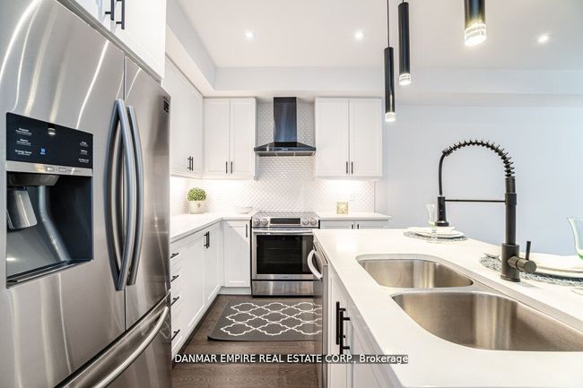 31 Hiawatha Crt, House attached with 3 bedrooms, 4 bathrooms and 2 parking in Vaughan ON | Image 9