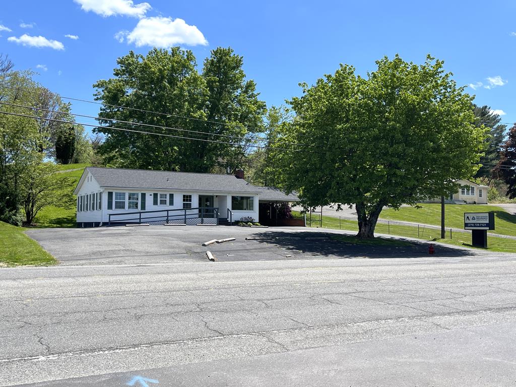 1111 W Stuart Dr, Hillsville, VA 24343