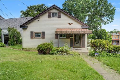 212 Singer Ave, Mc Kees Rocks, PA, 15136-2935 | Card Image