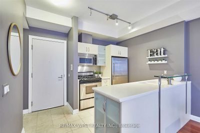 108 - 3 Mcalpine St, Condo with 1 bedrooms, 1 bathrooms and 1 parking in Toronto ON | Image 2