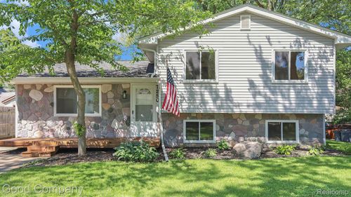 7250 Sandy Beach Dr, Waterford Twp, MI, 48329-2846 | Card Image