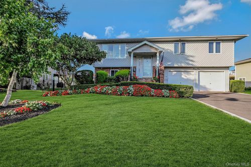 35 Manta Ct, Oakdale, NY, 11769-2256 | Card Image