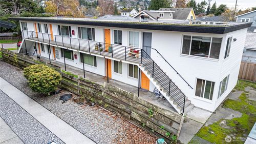 3035 64th Ave Sw, Seattle, WA, 98116-2746 | Card Image