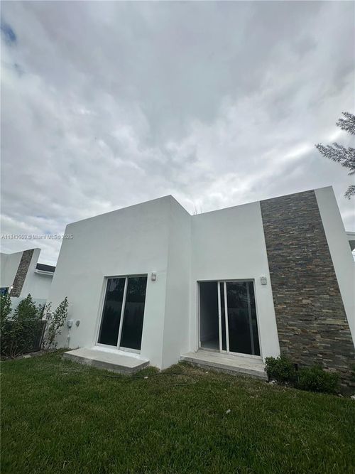 2-2423 Nw 23rd Ln, Fort Lauderdale, FL, 33311-2927 | Card Image