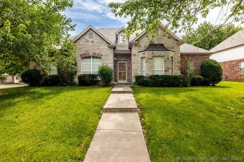 525 Vine St, Jenks, OK, 74037-3471 | Card Image