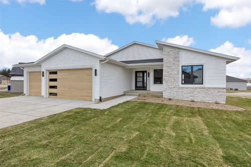 717 Pointer Cir, Center Point, IA, 52213-9390 | Card Image