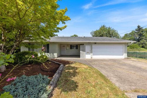 1025 N 3rd St, Woodburn, OR, 97071 | Card Image