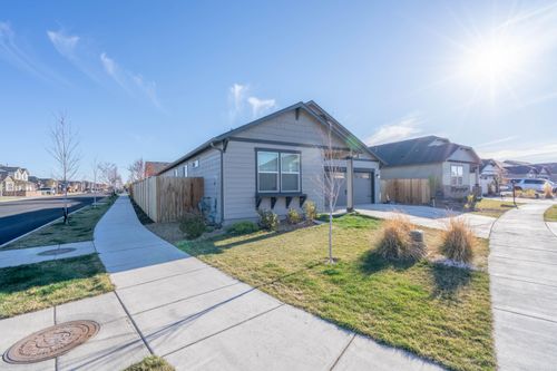 2324 Nw Teak Pl, Redmond, OR, 97756-6235 | Card Image