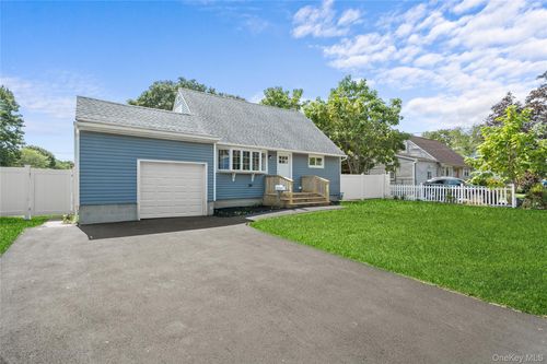 14 21st Ave, Bay Shore, NY, 11706-3113 | Card Image