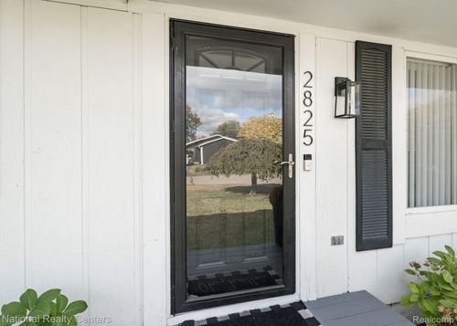 2825 Wall St, Keego Harbor, MI, 48320-1137 | Card Image