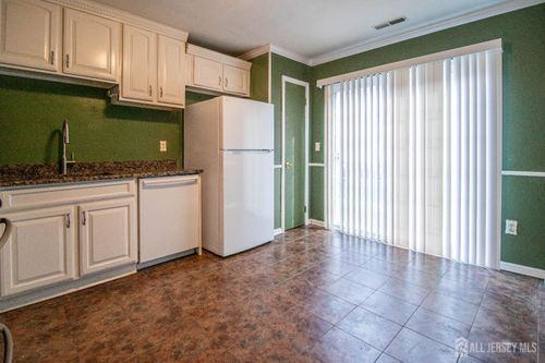 8 Starlight Ct, New Brunswick, NJ, 08901-3168 | Card Image