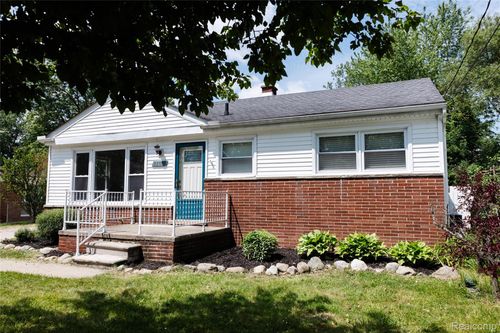 32501 Robeson St, Saint Clair Shores, MI, 48082-1051 | Card Image