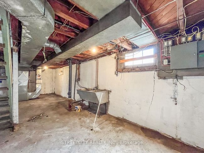 116 Sterling St, House other with 3 bedrooms, 1 bathrooms and 2 parking in London ON | Image 32