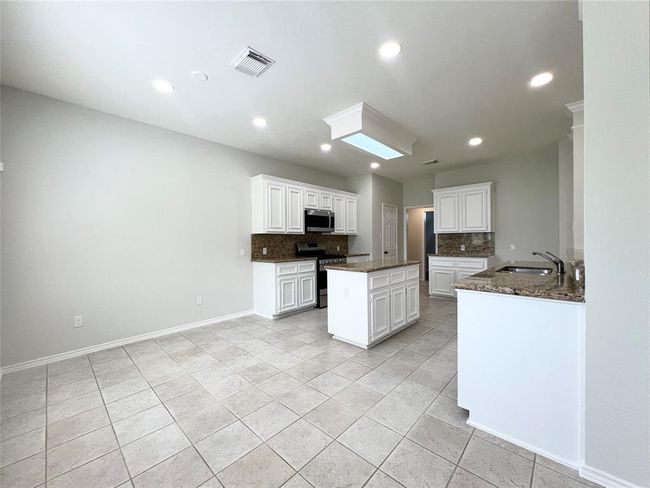 22 Crestview Trl, House other with 4 bedrooms, 3 bathrooms and 3 parking in Houston TX | Image 8