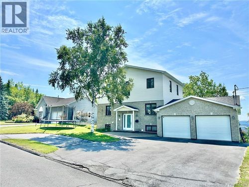 25 Rue Des Seigneurs, House with 3 bedrooms, 3 bathrooms and null parking in Edmundston NB | Card Image