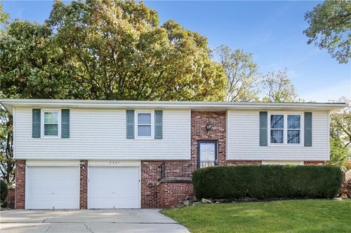 5221 N Wyandotte St, Gladstone, MO, 64118-4346 | Card Image