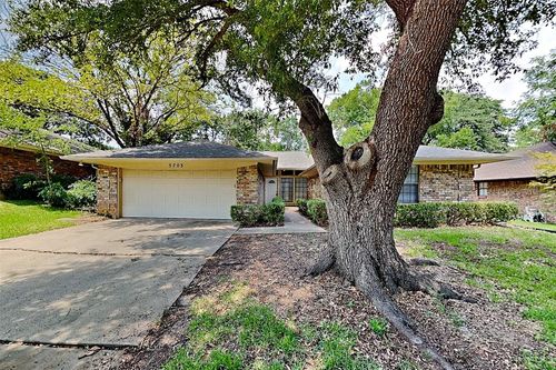 5703 Sagebrush Trail, Arlington, TX, 76017 | Card Image