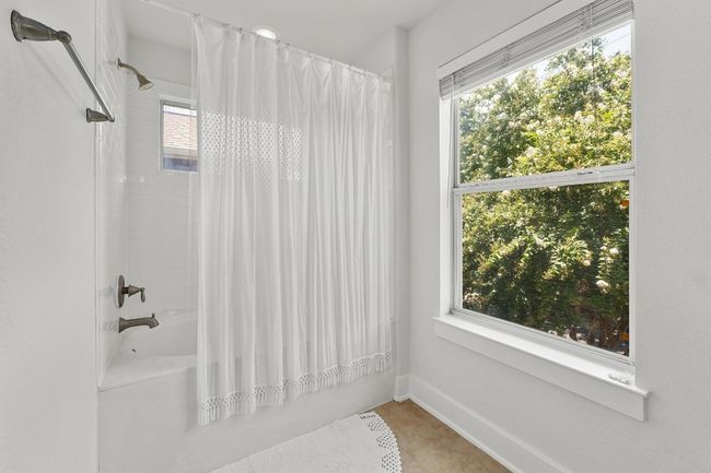 Garden tub in master bedroom | Image 17