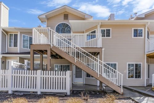 10 Encampment Dr, Bedminster, NJ, 07921-1835 | Card Image