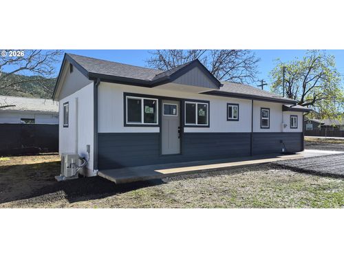 119 Walnut St, Myrtle Creek, OR, 97457-9375 | Card Image