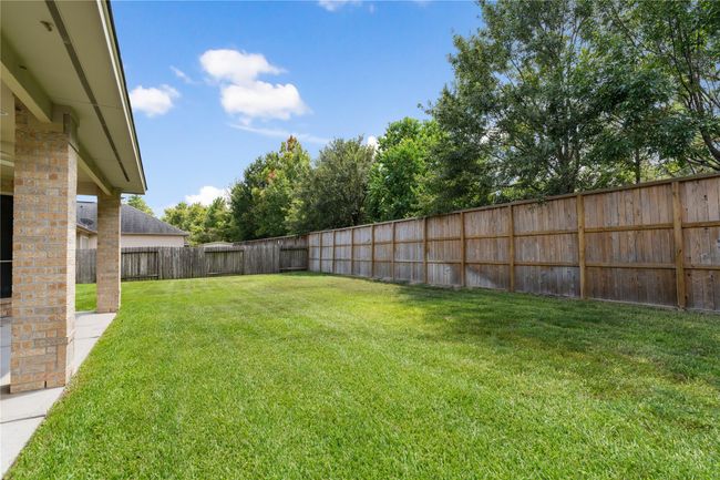 Oversized yard, beautifully maintained grass and new fence! | Image 32