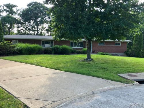 9836 Sundown Sq, Creve Coeur, MO, 63141-7905 | Card Image
