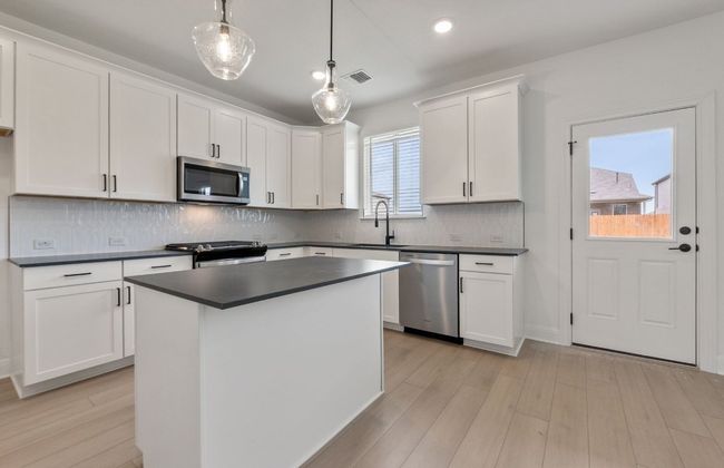 13320 Lapoynor St, House other with 3 bedrooms, 3 bathrooms and null parking in Manor TX | Image 4