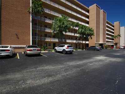 401 - 420 Ne 12th Ave, Condo with 2 bedrooms, 2 bathrooms and null parking in Hallandale Beach FL | Image 2