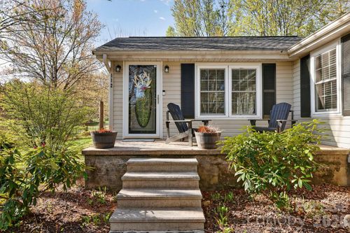 112 Gibbs St, Hendersonville, NC, 28739-5904 | Card Image