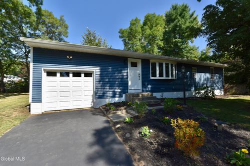 31 Cambridge Dr, Halfmoon, NY, 12065-5541 | Card Image