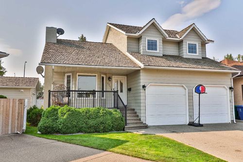 2317 35 Street S, Home with 4 bedrooms, 3 bathrooms and 4 parking in Lethbridge AB | Card Image