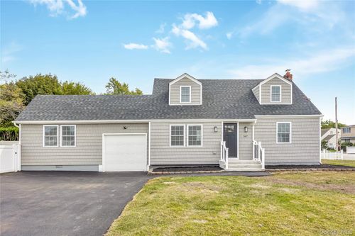 547 17th St, Babylon, NY, 11704-2627 | Card Image