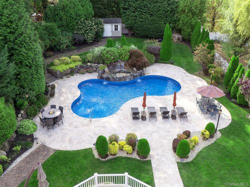 1 Coolidge Ave, Glen Head, NY, 11545-1505 | Card Image