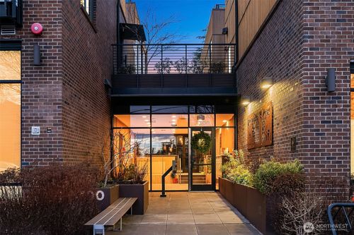 204-3300 Ne 65th Street, Seattle, WA, 98115 | Card Image