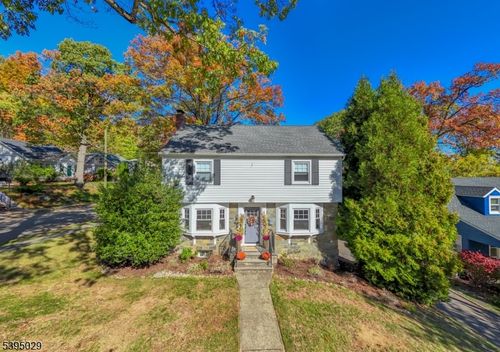 54 Howard St, Verona, NJ, 07044-1212 | Card Image