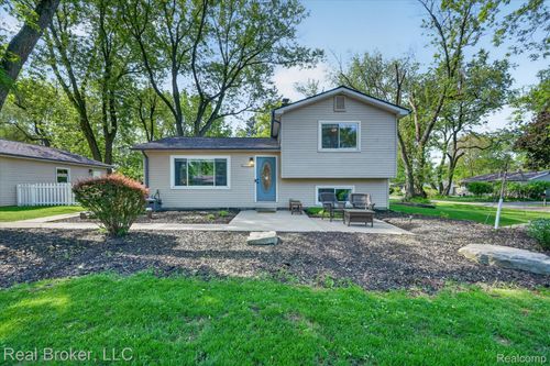 6551 Duffield St, West Bloomfield, MI, 48324-2730 | Card Image