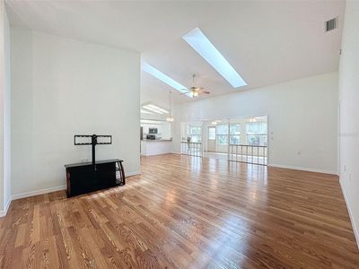 Living Room high ceiling | Image 3