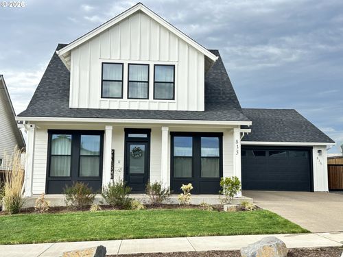 835 Reagan St, Mount Angel, OR, 97362-9427 | Card Image