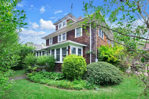1025 9th St, Greenport, NY, 11944-1711 | Card Image
