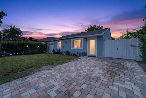 946 Mcintosh St, West Palm Beach, FL, 33405-3012 | Card Image
