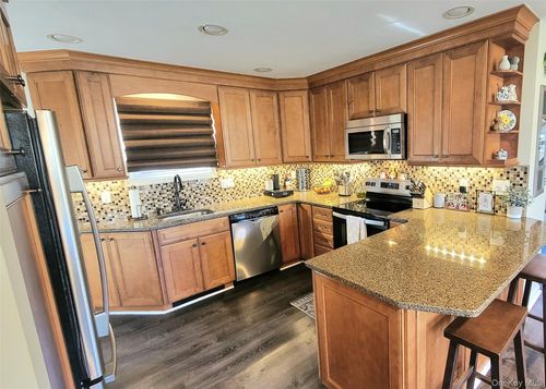 4 White Oak St, Middle Island, NY, 11953-1434 | Card Image