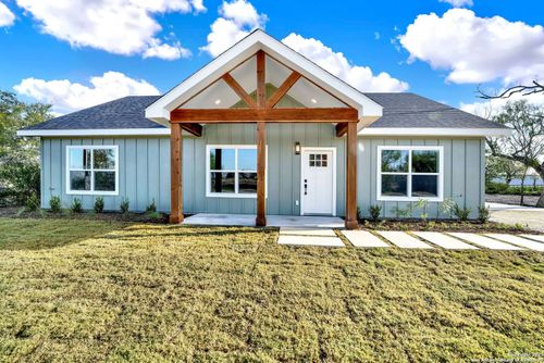 125 County Road 4616, Hondo, TX, 78861-6051 | Card Image