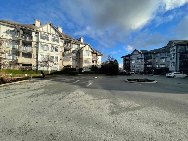 231 - 27358 32 Avenue, Condo with 3 bedrooms, 2 bathrooms and 1 parking in Langley BC | Image 2