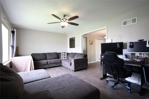 90 La Sierra Dr, Florissant, MO, 63031-5209 | Card Image