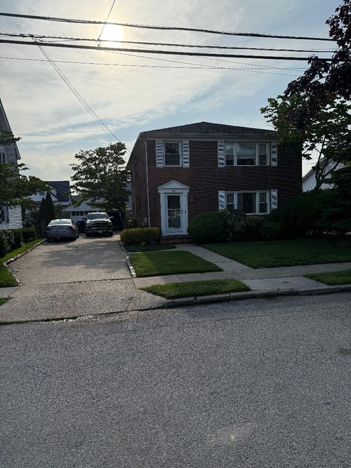 60 Chestnut St, Rockville Centre, NY, 11570-5105 | Card Image