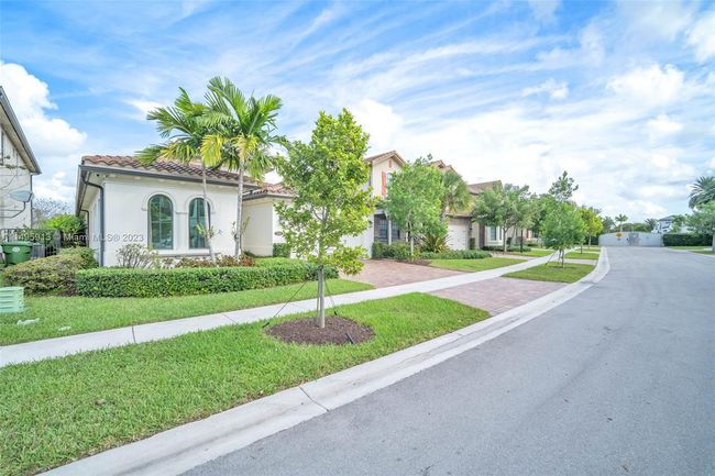 1291 Sw 113 Th Way, House other with 3 bedrooms, 3 bathrooms and null parking in Pembroke Pines FL | Image 4