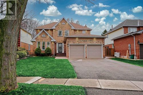8 Yeoman Dr, Brantford, ON, N3R7S8 | Card Image