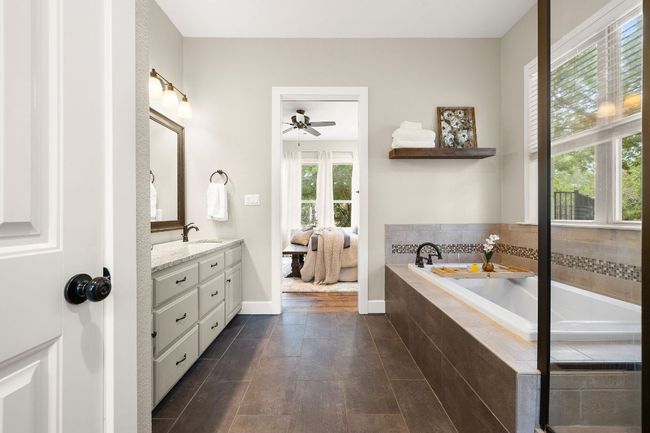 Look at that soaker tub!! | Image 18
