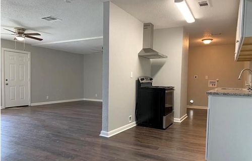 5427 Willow Glen Dr, Houston, TX, 77033-2848 | Card Image