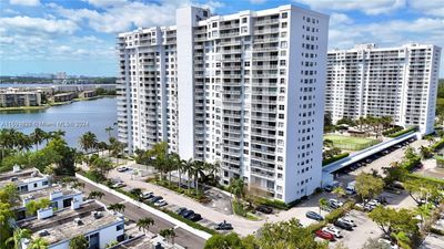 2008E - 2851 Ne 183rd St, Condo with 1 bedrooms, 2 bathrooms and null parking in Aventura FL | Image 3